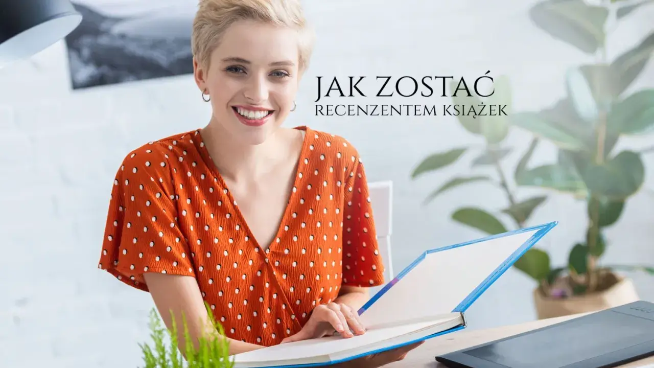 Uśmiechnięta kobieta z krótkimi blond włosami trzyma otwartą książkę. Tekst "Jak zostać recenzentem książek" sugeruje jej przyszłą pracę.