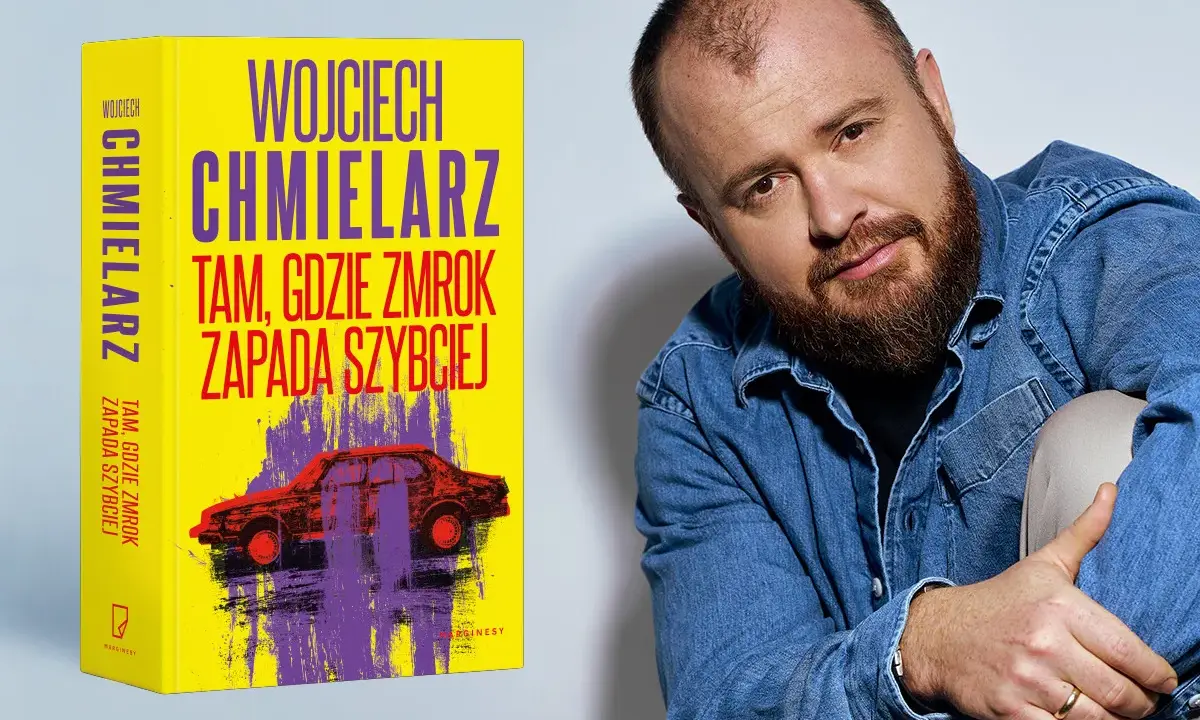 Wojciech Chmielarz obok swojej książki "Tam, gdzie zmrok zapada szybciej". Kolejność jego powieści warto poznać przed lekturą.
