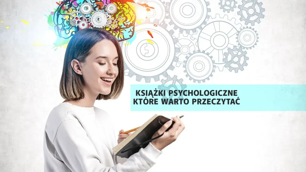 Uśmiechnięta młoda kobieta z notatnikiem i ołówkiem, nad nią kolorowy mózg z trybikami. Inspiracja do odkrywania książek psychologicznych, które warto przeczytać.