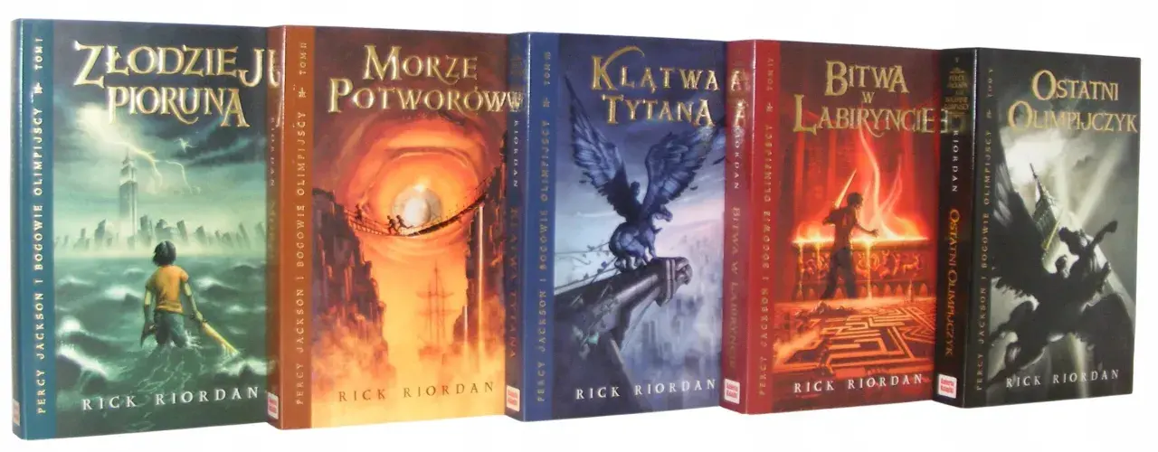 Kolekcja książek "Percy Jackson i bogowie olimpijscy" po kolei: "Złodziej pioruna", "Morze potworów", "Klątwa tytana", "Bitwa w labiryncie", "Ostatni olimpijczyk".
