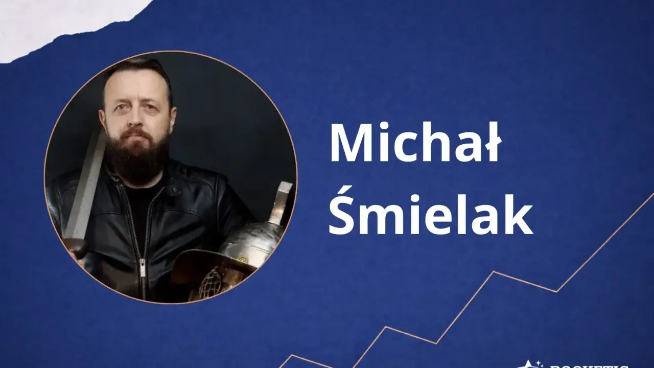 Michał Śmielak, autor książek, prezentuje się w zbroi. Kolejność jego publikacji czeka na odkrycie.