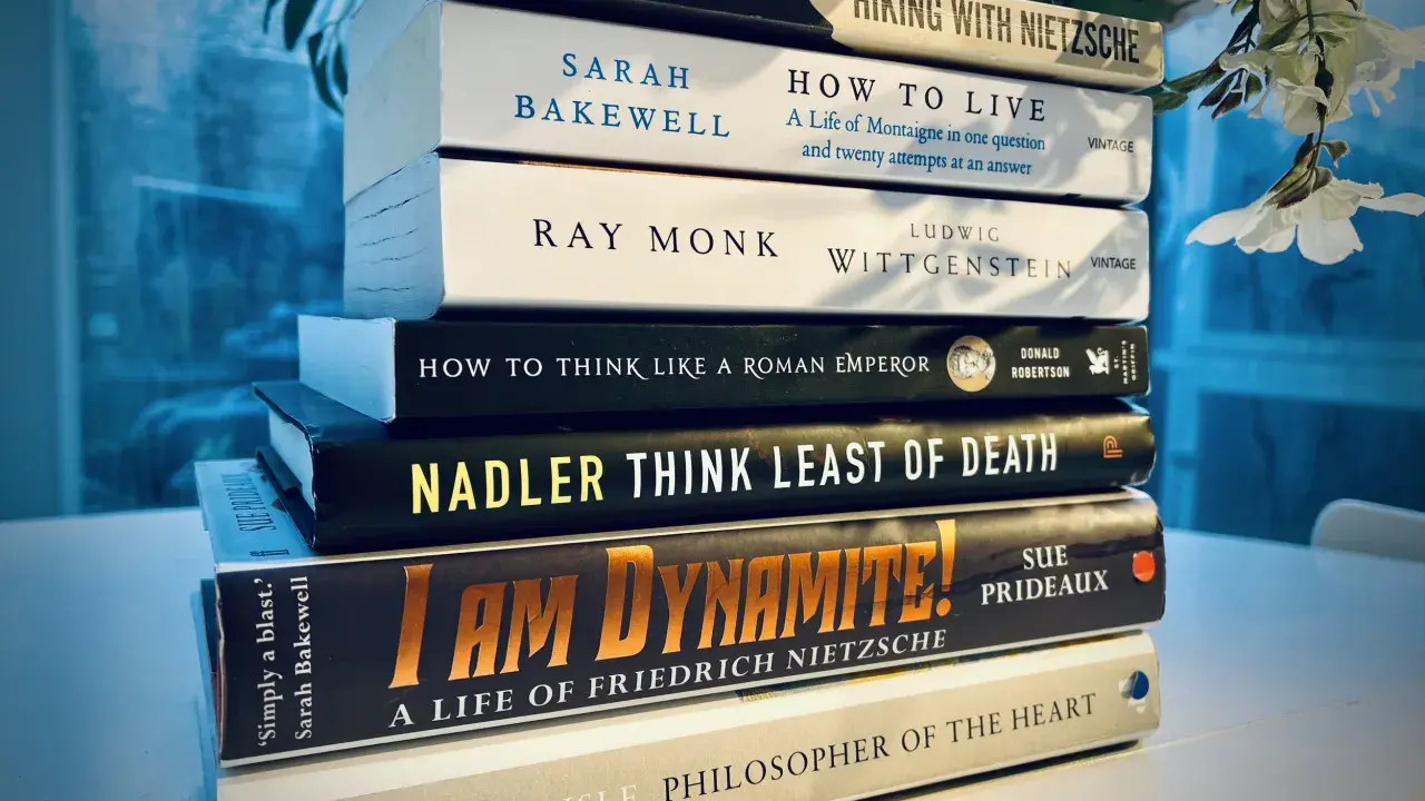 Stos najlepszych książek filozoficznych: "Hiking with Nietzsche", "How to Live", "Ludwig Wittgenstein", "How to Think Like a Roman Emperor", "Think Least of Death", "I Am Dynamite!", "Philosopher of the Heart".