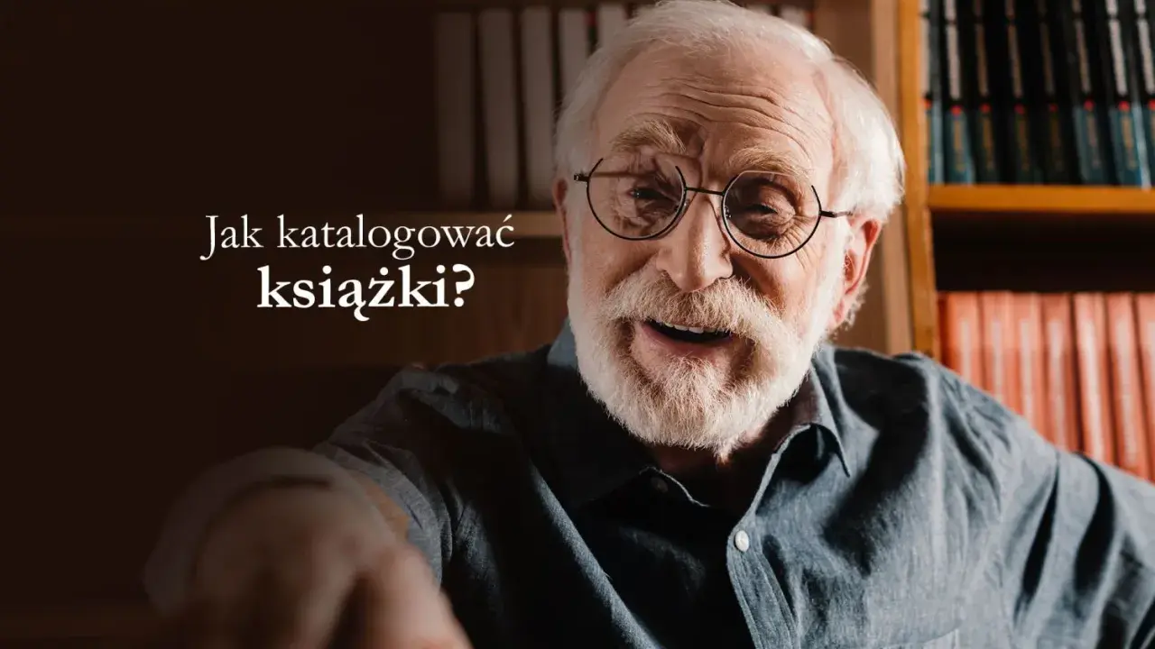 Uśmiechnięty starszy pan w okularach, otoczony regałami pełnymi książek, zastanawia się nad tym, jak katalogować książki.