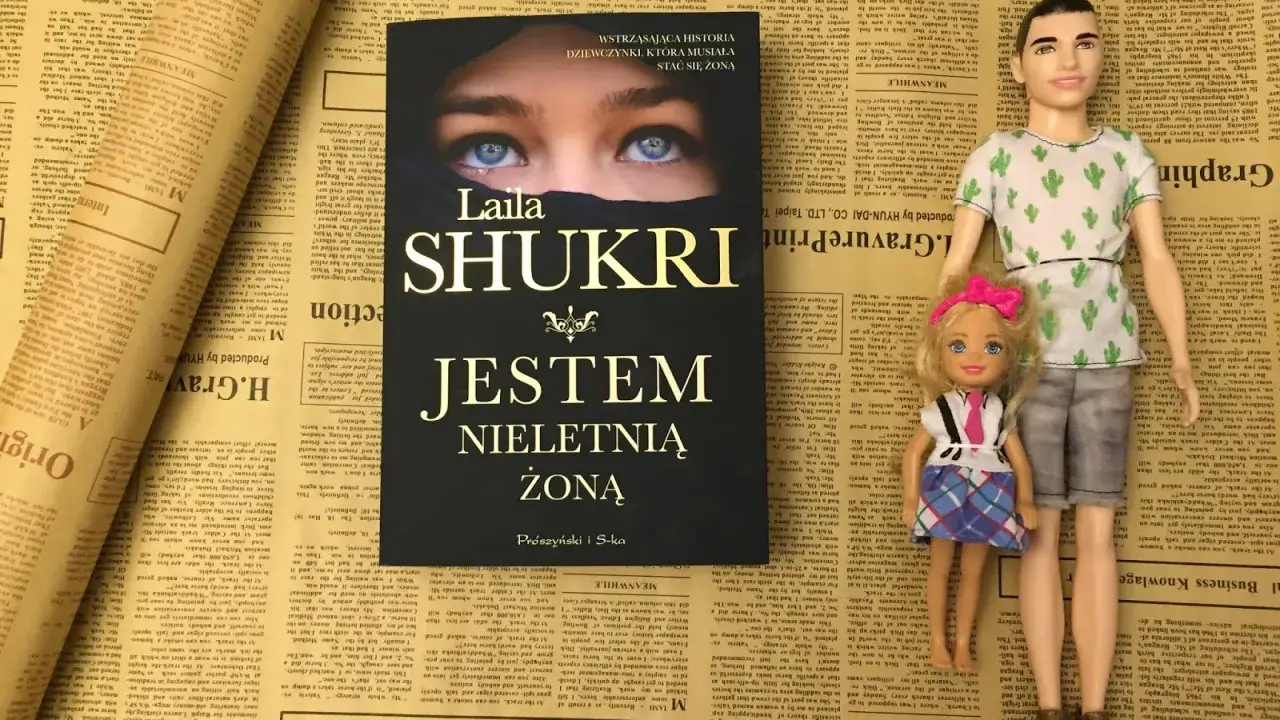Okładka książki Laila Shukri "Jestem nieletnią żoną" na tle gazet. Obok lalki Ken i Barbie.