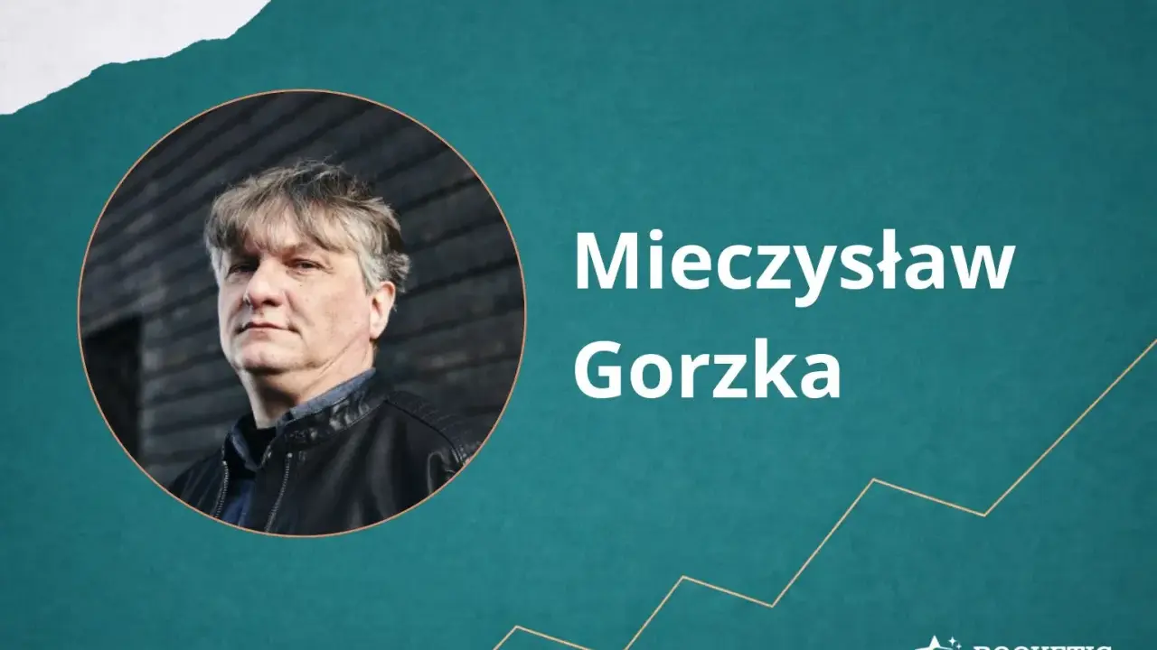 Portret Mieczysława Gorzkiego w okrągłej ramce. Obok napis "Mieczysław Gorzka".