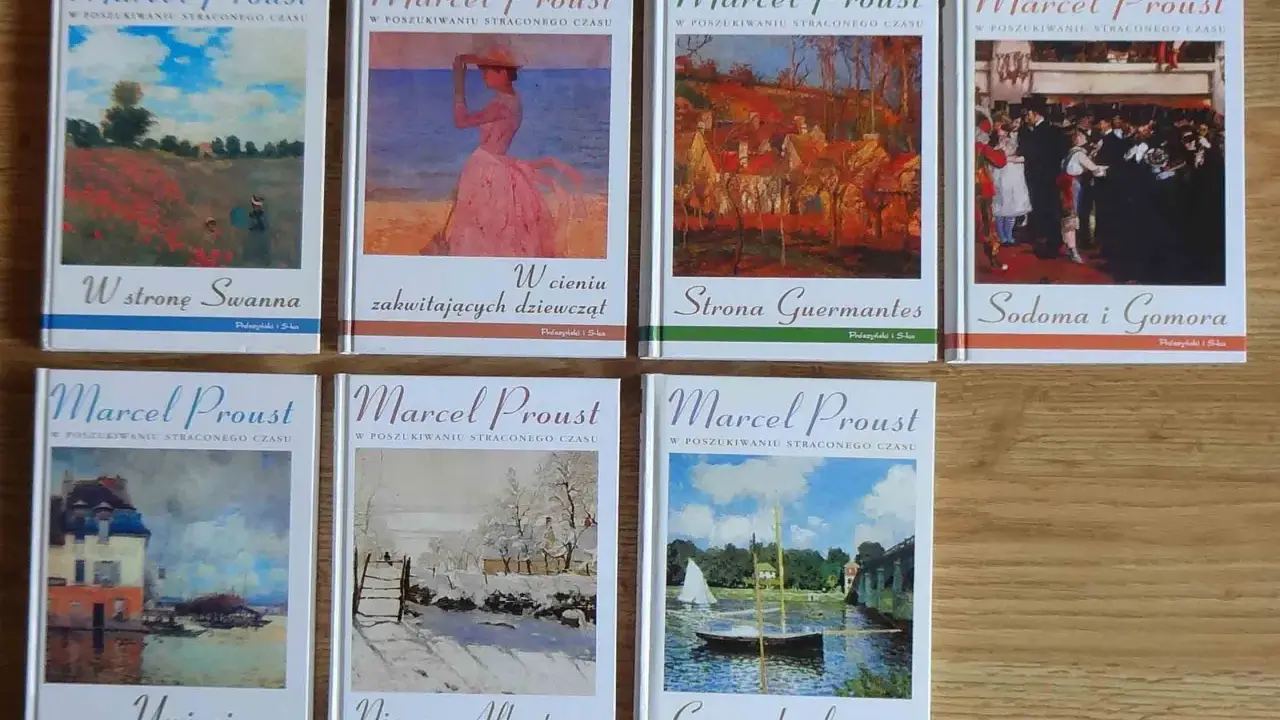 Książki francuskiego pisarza Marcela Prousta z cyklu "W poszukiwaniu straconego czasu". Widoczne tytuły: "W stronę Swanna", "W cieniu zakwitających dziewcząt", "Strona Guermantes", "Sodoma i Gomora", "Uwięziona", "Nie ma Albertyny", "Czas odnaleziony".