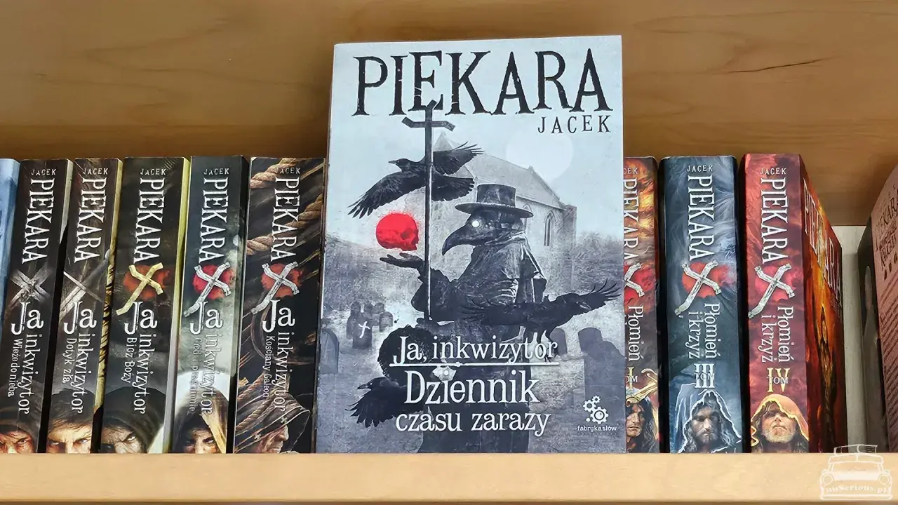 Książka "Ja, inkwizytor Dziennik czasu zarazy" Jacka Piekary na półce. Obok inne tomy serii.