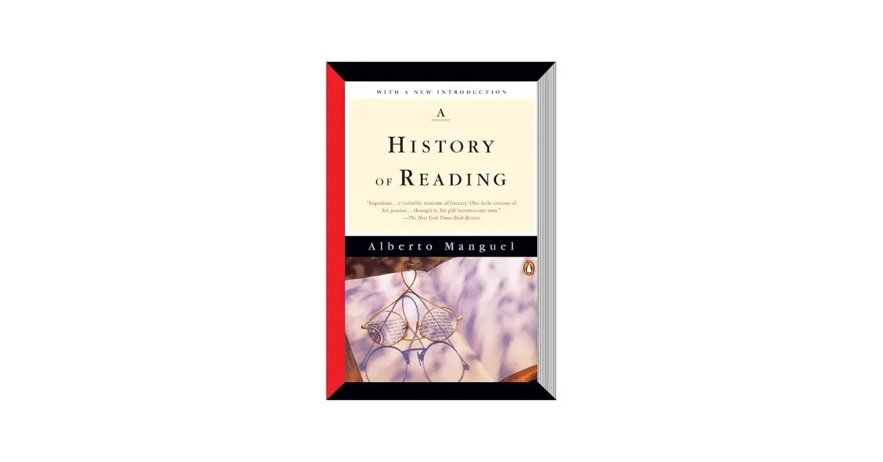 Okładka książki "A History of Reading" Alberta Manguela. Okulary leżą na otwartej księdze, symbolizując bogatą historię czytania.