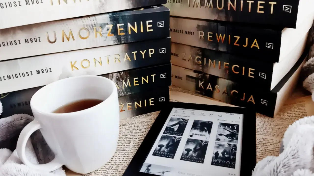 Mróz chyłka, kubek herbaty i stos książek Remigiusza Mróza. Idealny zestaw na chłodny dzień.