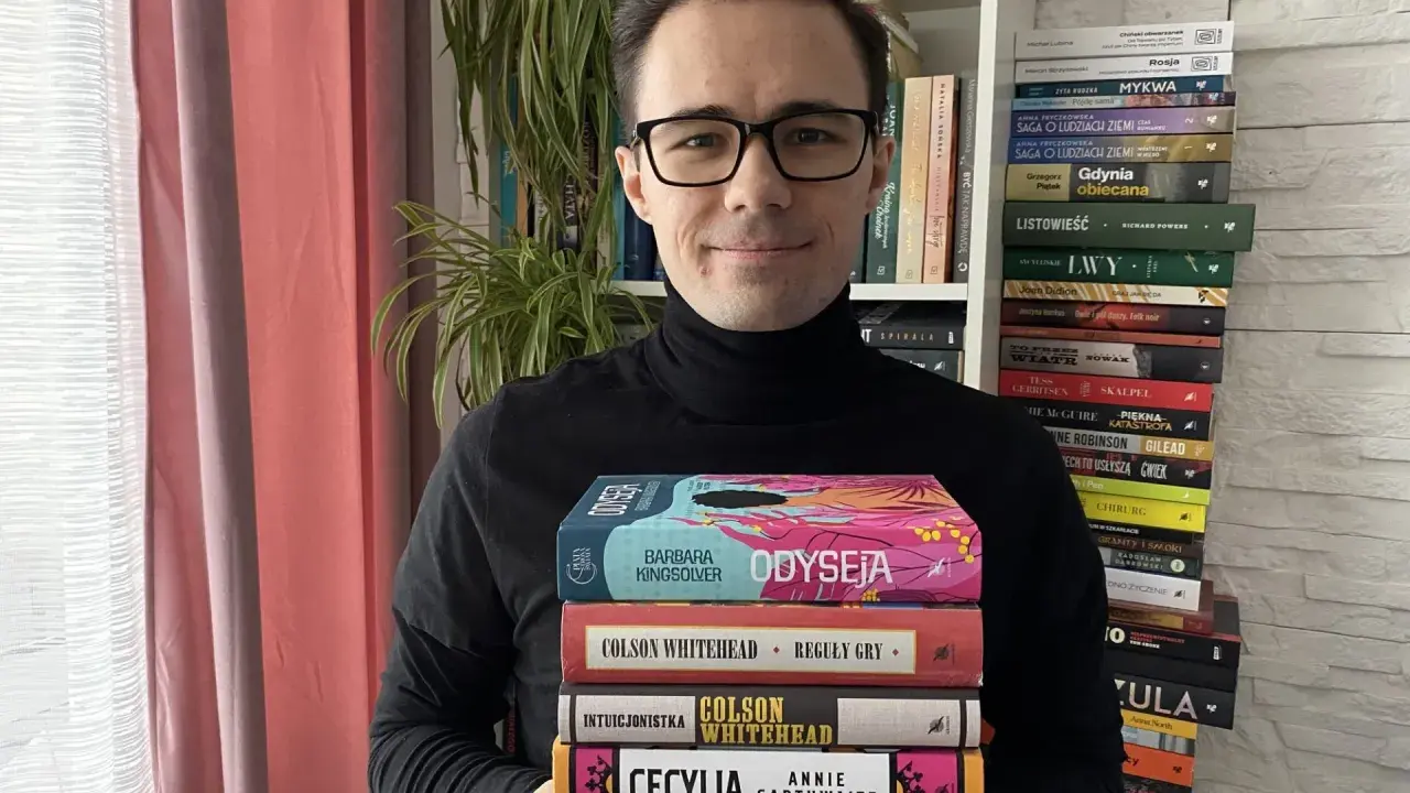 Kolekcja książek, w tym "Odyssea" i "Reguły gry" Colsona Whiteheada. Fani Jacka Reachera też znajdą coś dla siebie.