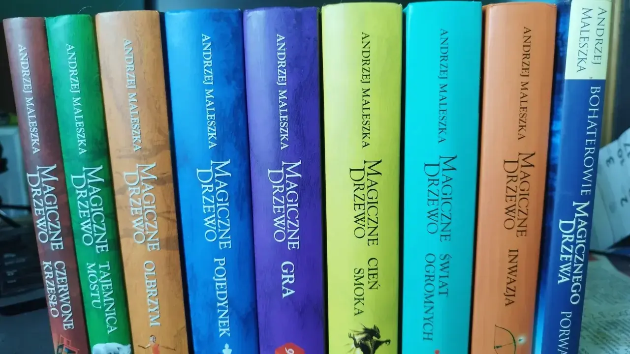 Kolekcja książek Andrzeja Maleszki z serii "Magiczne Drzewo" ułożona w kolejności: Czerwone Krzesło, Tajemnica Mostu, Olbrzym, Pojedynek, Gra, Cień Smoka, Świat Ogromnych, Inwazja, Bohaterowie Magicznego Drzewa.