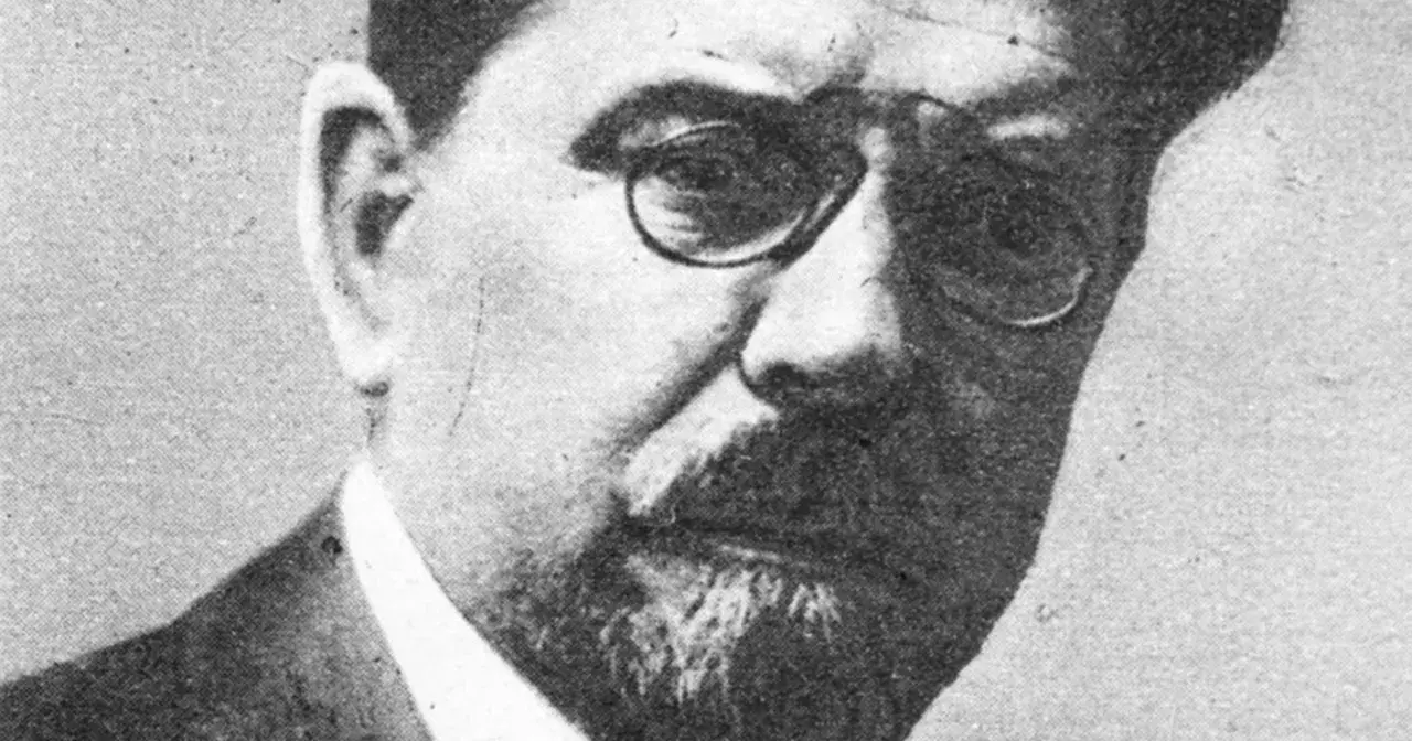 Portret Władysława Reymonta w okularach. Ciekawostki o jego życiu i twórczości mogą zaskoczyć.
