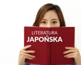 Kobieta z zaciekawieniem spogląda znad czerwonej książki z napisem "LITERATURA JAPOŃSKA". Co warto przeczytać?
