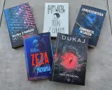 Kolekcja książek: "Zamknięte w łodzi" Izabeli Janiszewskiej, "Ryby i ludzie", "Zeza", "Oko potwora" i "Frytki z cukrem".