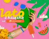 Letnie słońce, okulary i ciekawe książki na różowym tle. Ręka trzyma zieloną książkę, obok są wiśnie, arbuz i lody.