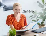 Uśmiechnięta kobieta z krótkimi blond włosami trzyma otwartą książkę. Tekst "Jak zostać recenzentem książek" sugeruje jej przyszłą pracę.