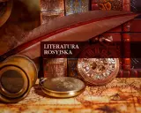 Pióro, luneta i zegarek kieszonkowy na tle starych ksiąg. Obraz nawiązuje do literatury rosyjskiej i jej znanych pisarzy.