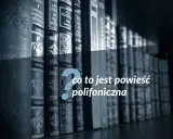 Na półce stoją książki. Wielki znak zapytania i tekst "co to jest powieść polifoniczna" sugerują, że szukamy odpowiedzi na to pytanie.