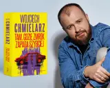 Wojciech Chmielarz obok swojej książki "Tam, gdzie zmrok zapada szybciej". Kolejność jego powieści warto poznać przed lekturą.