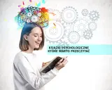 Uśmiechnięta młoda kobieta z notatnikiem i ołówkiem, nad nią kolorowy mózg z trybikami. Inspiracja do odkrywania książek psychologicznych, które warto przeczytać.