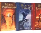 Kolekcja książek "Percy Jackson i bogowie olimpijscy" po kolei: "Złodziej pioruna", "Morze potworów", "Klątwa tytana", "Bitwa w labiryncie", "Ostatni olimpijczyk".