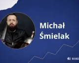 Michał Śmielak, autor książek, prezentuje się w zbroi. Kolejność jego publikacji czeka na odkrycie.