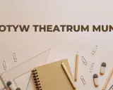 Motyw "theatrum mundi" na tle przyborów szkolnych: zeszyt, ołówki, linijka, gumki, spinacze.