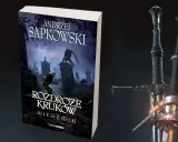Okładka nowej książki Sapkowskiego "Rozdroże kruków" z Wiedźminem i mieczami.