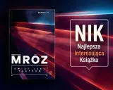 Okładka najnowszej książki Remigiusza Mróza "Raport EP.2". Obok napis "NIK Najlepsza Interesująca Książka".