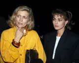Elżbieta Czyżewska i Joanna Pacuła, dwie polskie aktorki, pozują do zdjęcia.