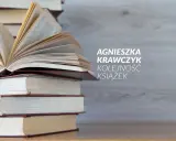 Stos otwartych i zamkniętych książek. Na nich napis: Agnieszka Krawczyk Kolejność Książek.