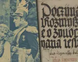 Para z epoki, obok fragmentu średniowiecznego tekstu, symbolizująca bogactwo najważniejszych dzieł literatury polskiej.