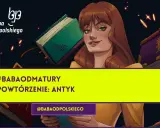Dziewczyna z rudymi włosami i piegami, otoczona książkami, w tym "Hamlet". Powtórzenie: antyk w literaturze. #babaodmatury.