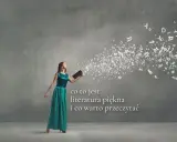 Dziewczyna w sukni wypuszcza z książki litery, które unoszą się w powietrzu. Odkryj cechy literatury pięknej i to, co warto przeczytać.
