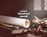 Stara księga, pióro i maska karnawałowa przywołują motyw theatrum mundi – świata jako sceny.