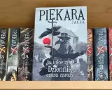 Książka "Ja, inkwizytor Dziennik czasu zarazy" Jacka Piekary na półce. Obok inne tomy serii.