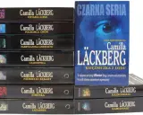 Książki z serii "Czarna seria" Camilli Läckberg, w tym "Księżniczka z lodu", "Ofiara losu" i "Syrenka", czekają na miłośników kryminałów.