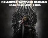 Ned Stark siedzi na Żelaznym Tronie, symbolizując kolejność czytania książek z sagi "Pieśń Lodu i Ognia".
