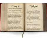 Otwarta księga z tekstem "Prologue" i "Epilogue". Prolog opisuje, jak autor zdobył pewność, że duch opery istniał naprawdę, a epilog podsumowuje historię Erika.