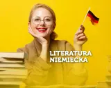 Uśmiechnięta kobieta w okularach trzyma flagę Niemiec, otoczona stertami książek. Temat: literatura niemiecka.