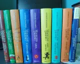 Kolekcja książek Andrzeja Maleszki z serii "Magiczne Drzewo" ułożona w kolejności: Czerwone Krzesło, Tajemnica Mostu, Olbrzym, Pojedynek, Gra, Cień Smoka, Świat Ogromnych, Inwazja, Bohaterowie Magicznego Drzewa.