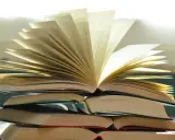 Stos otwartych książek, jakby opowiadał historię o tym, ile książek napisał Stephen King.