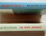 Dwie książki Katarzyny Grocholi: "Nigdy w życiu!" i "Ja wam pokażę!", ułożone chronologicznie.