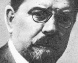 Portret Władysława Reymonta w okularach. Ciekawostki o jego życiu i twórczości mogą zaskoczyć.