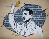 Mural przedstawia mężczyznę z żółtym kwiatem, który przebija się przez ceglaną ścianę. Jakby chciał zdążyć przed panem bogiem, by wręczyć mu ten symbol nadziei.
