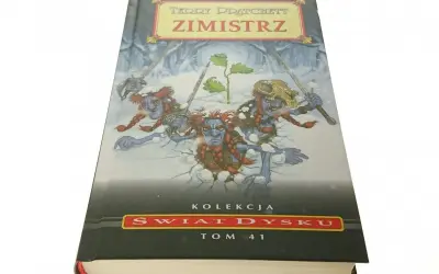 Okładka książki "Zimistrz" z serii "Świat Dysku" Tom 41. Trzy niebieskoskóre, brodate postaci z mieczami wychodzą ze śniegu.