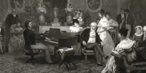 Fryderyk Chopin, w otoczeniu eleganckiego towarzystwa, gra na fortepianie. Krótka biografia kompozytora w obrazie.