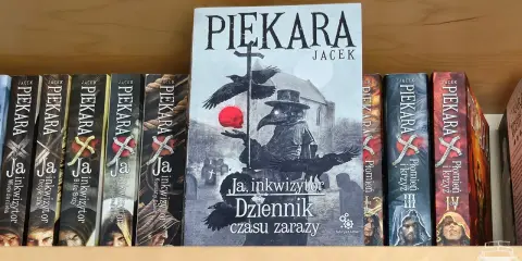 Książka "Ja, inkwizytor Dziennik czasu zarazy" Jacka Piekary na półce. Obok inne tomy serii.