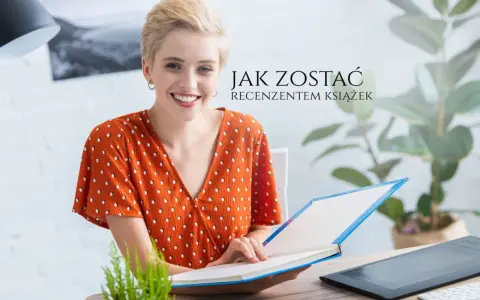 Uśmiechnięta kobieta z krótkimi blond włosami trzyma otwartą książkę. Tekst "Jak zostać recenzentem książek" sugeruje jej przyszłą pracę.