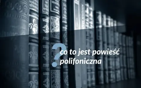 Na półce stoją książki. Wielki znak zapytania i tekst "co to jest powieść polifoniczna" sugerują, że szukamy odpowiedzi na to pytanie.